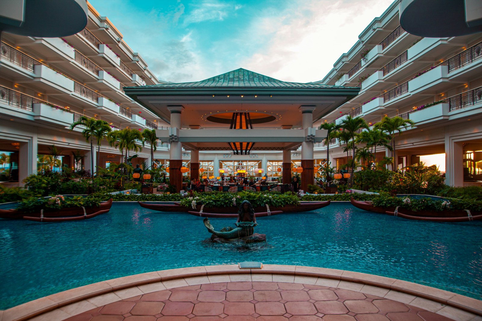 Resort elegante con piscina